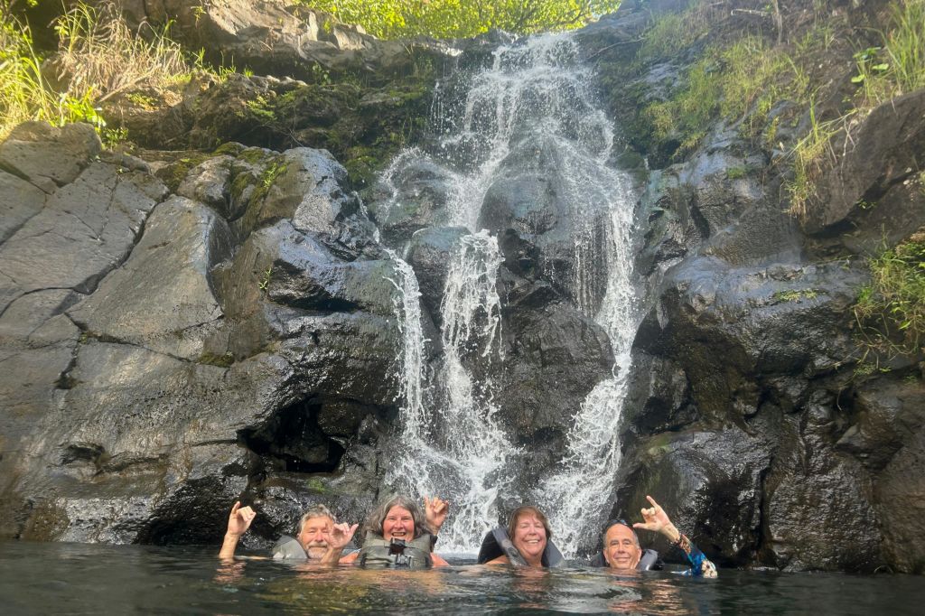 와이메아 폭포에서 수영하기