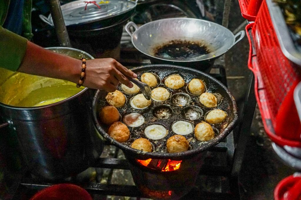 길가 식당에서부터 제대로 된 레스토랑에 이르기까지 모든 맛있는 음식을 맛볼 수 있으며 저녁 시간을 포함해 현지 음식까지 즐길 수 있습니다.