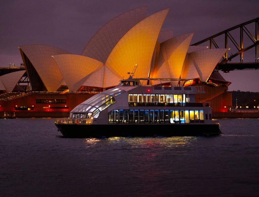 시드니: 생생한 시드니 클리어뷰에서 즐기는 유리 보트 디너 보트 투어