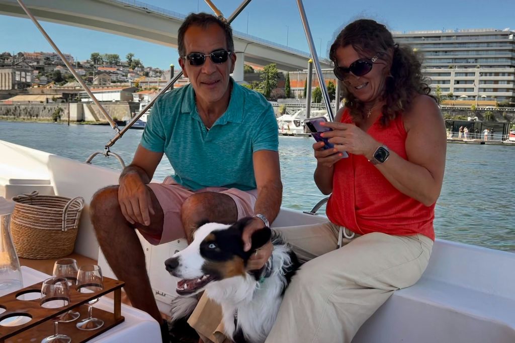 커플과 아름다운 강아지가 여행을 즐기고 있습니다.