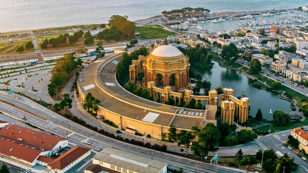 정박지와 만을 배경으로 녹음과 물로 둘러싸인 샌프란시스코 미술관 공중 전망.