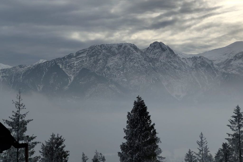 케이블카를 타고 타트라 산맥을 내려다보는 전망