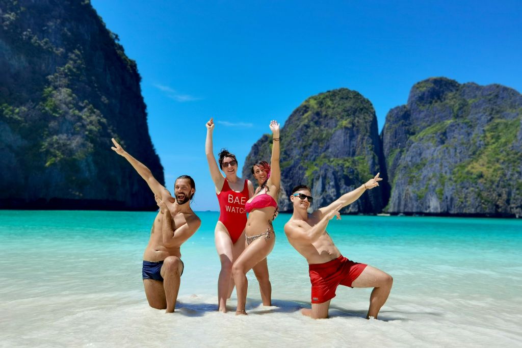 레오나르도 디카프리오와 함께 영화 "더 비치" 로 유명해진 마야 베이