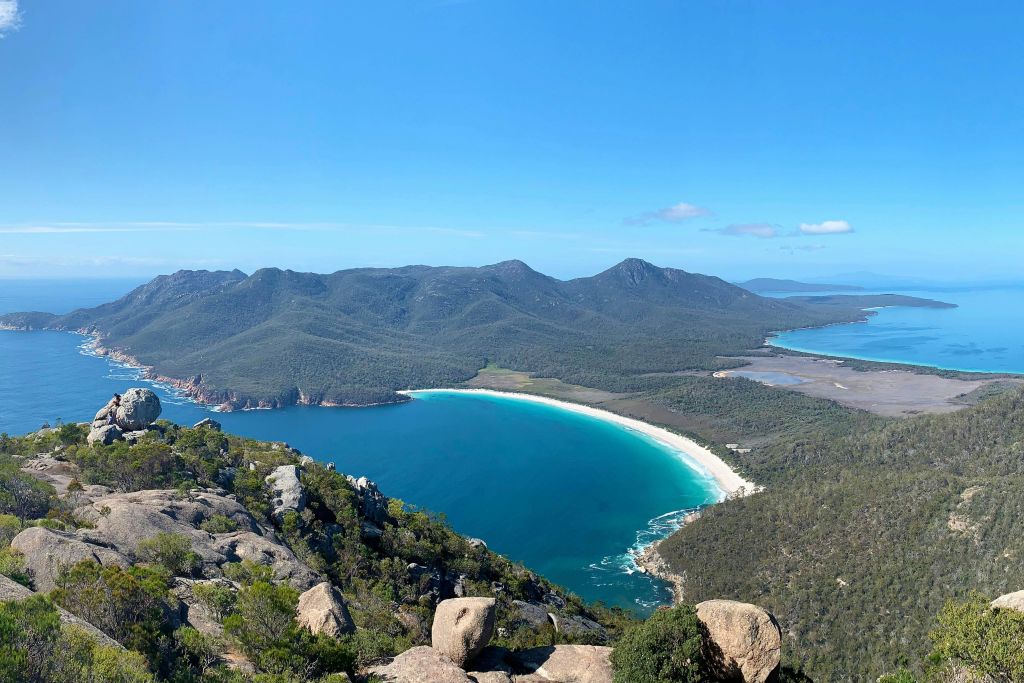 와인글라스 베이 해변과 해저드 해변을 배경으로 펼쳐지는 프레이시넷 반도의 광활한 전망