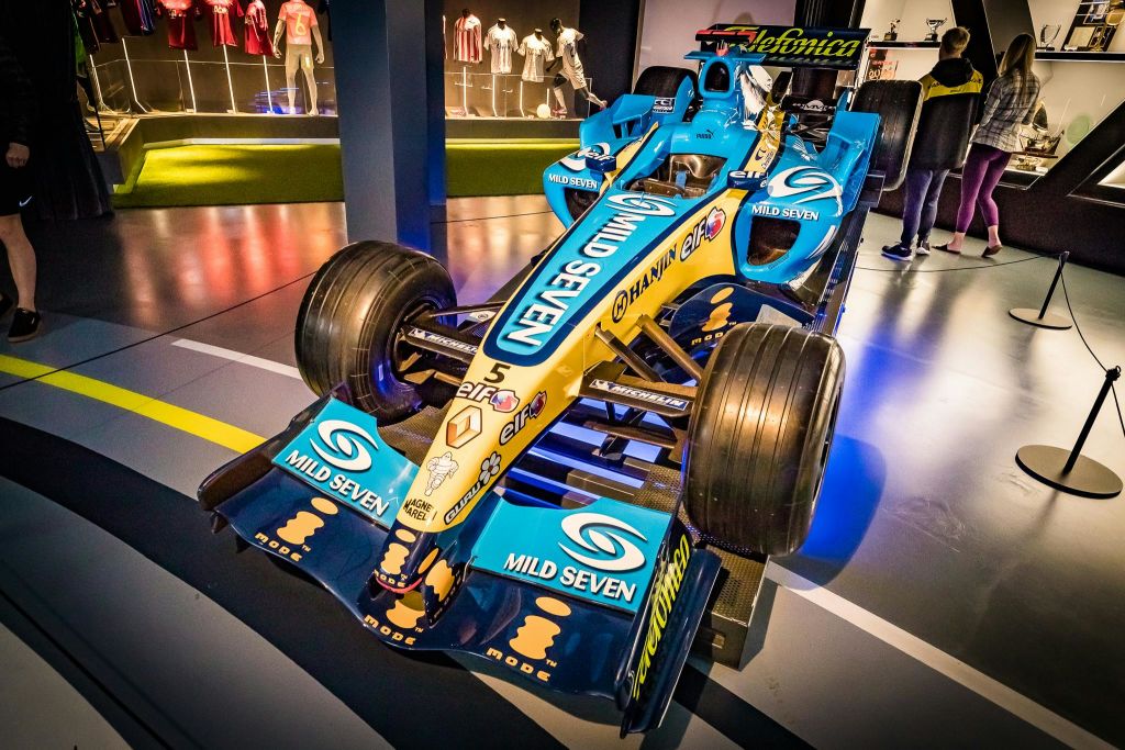 페르난도 알론소 (Fernando Alonso) 가 포뮬러 원 월드 챔피언십 (Formula 1 World Championship) 에서 우승한 자동차의 복제품.