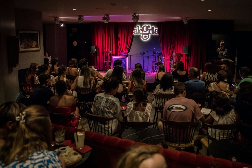 플라멩코 조이 말라가 극장에서 관객과 함께하는 인테리어