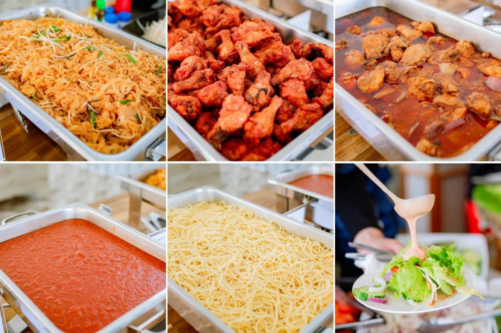볶음면, 후라이드 치킨, 소시 치킨, 마리나라 소스, 스파게티, 샐러드 1인분 등 다양한 요리로 가득한 뷔페 트레이의 콜라주입니다.