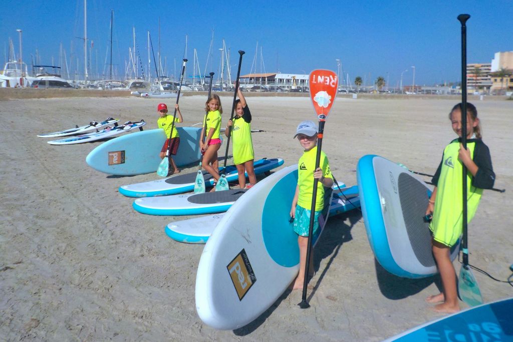 칸파스티야 해변에서 스탠드업 패들보딩 즐기기