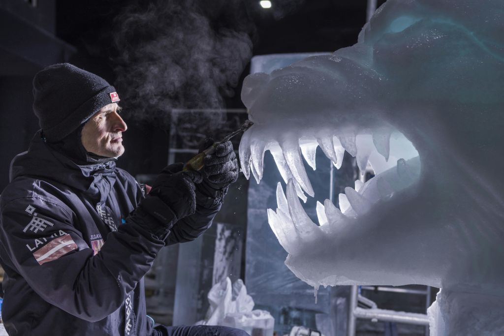 포장된 미라, 빈 석관, 빨간색과 파란색 주변 조명이 켜진 이집트 파라오의 얼음 조각.