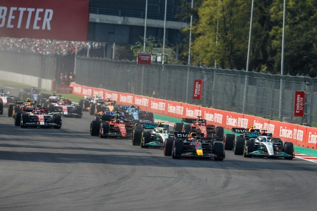 오토드로모 에르마노스 로드리게스 (Autodromo Hermanos Rodriguez) 에서 경주하는 F1 자동차