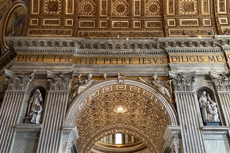내부에 있는 성 베드로 성당