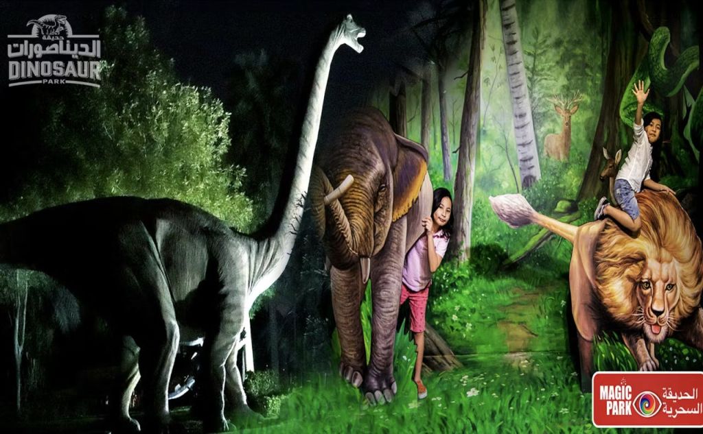 두 어린이는 매직 파크에서 코끼리, 사자 및 기타 동물과 함께 숲 장면을 묘사한 3D 벽화와 상호 작용합니다.