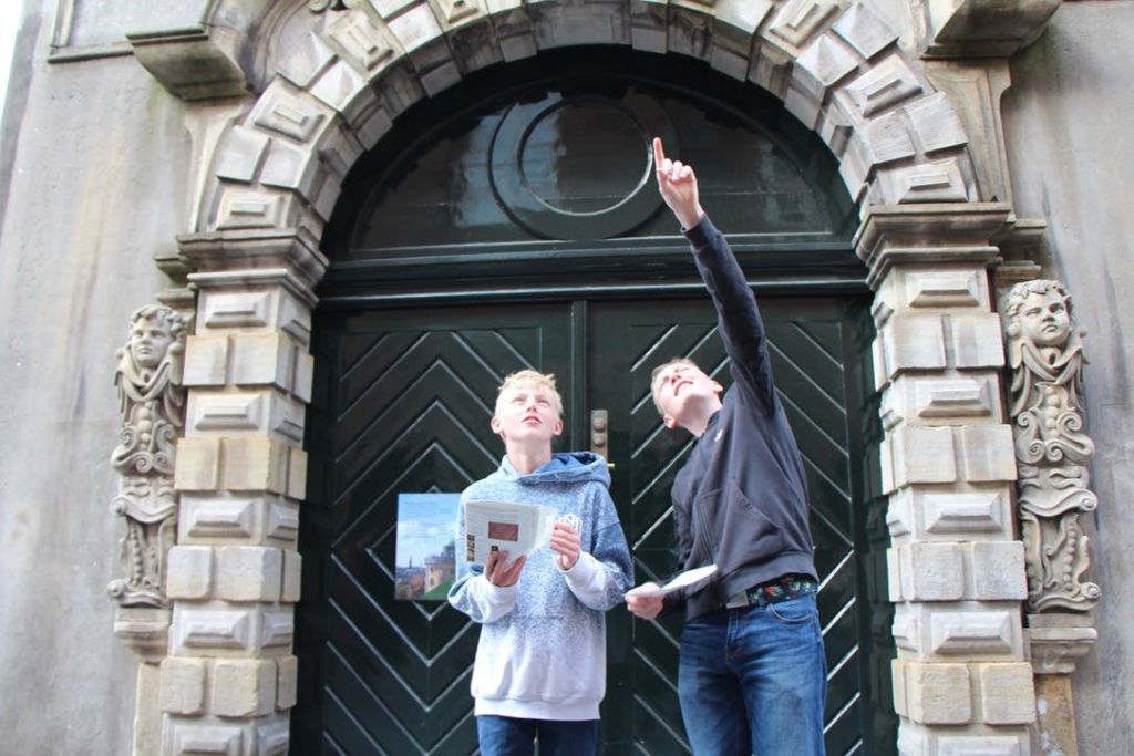 La Torre Redonda detrás de dos chicos