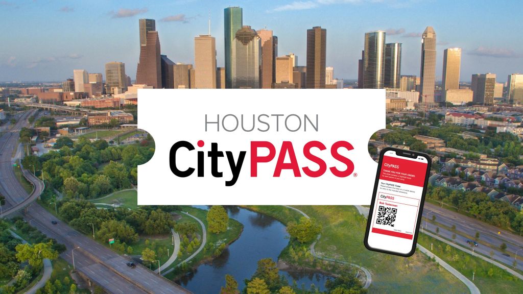 높은 건물과 녹지가 있는 휴스턴의 스카이라인. 중앙 텍스트에는 'Houston CityPASS' 가 표시됩니다. 근처에 CityPASS 앱을 보여주는 스마트폰 화면이 있습니다.