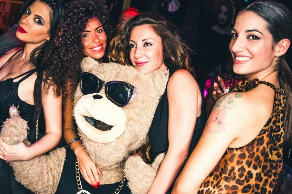 이탈리아 나이트라이프를 즐기는 로마 펍 투어