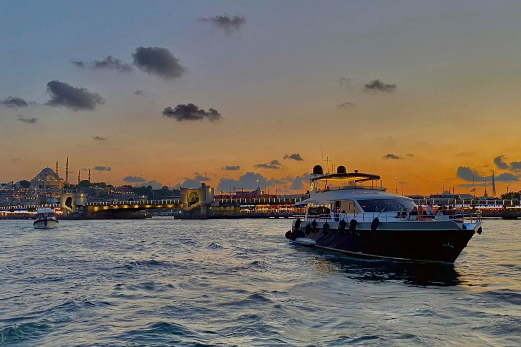 보스포루스의 석양을 감상하는 럭셔리 요트 크루즈 투어