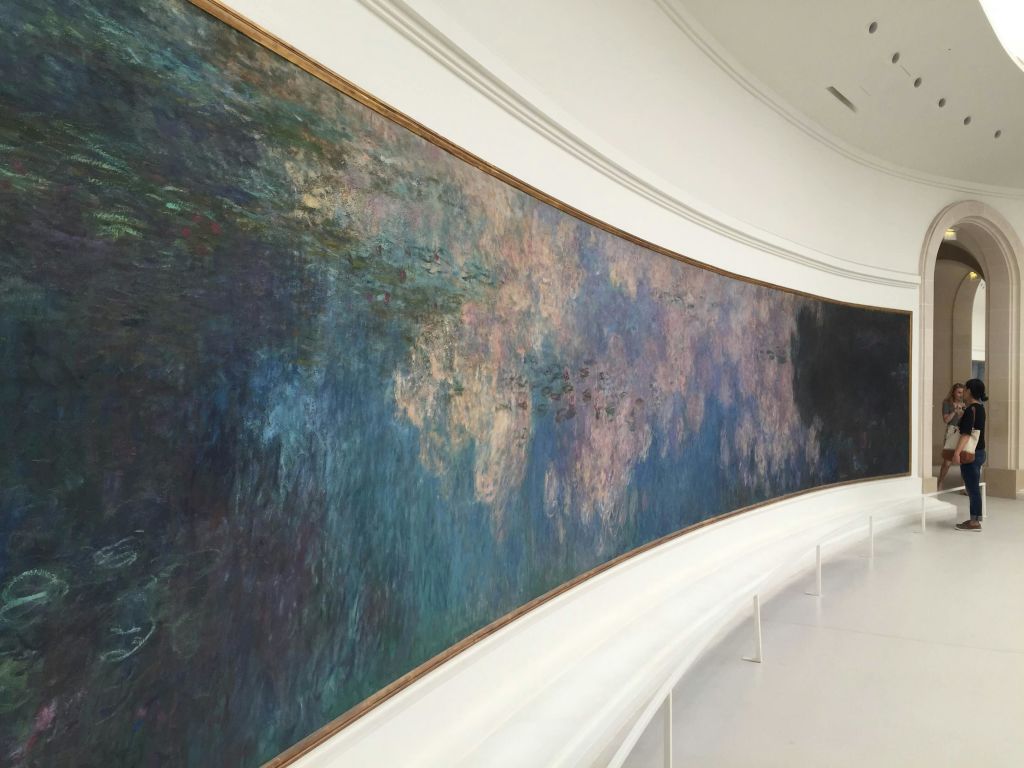 오랑주리 박물관 안에 있는 모네의 물 백합화.