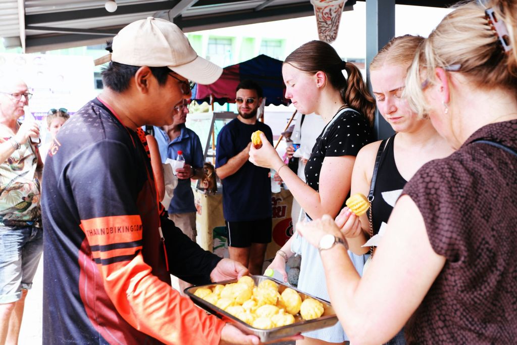 현지 간식이나 과일을 맛보세요