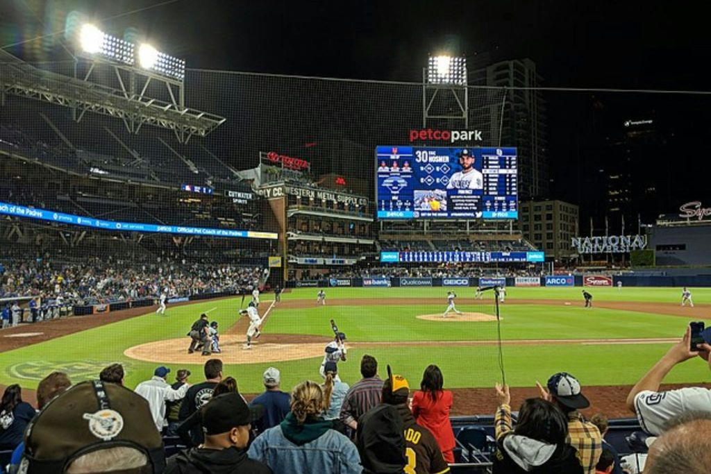 펫코 파크 (Petco Park) 에서 경기장에서 선수들과 관중들이 함께 야간 야구 경기를 펼칩니다.
