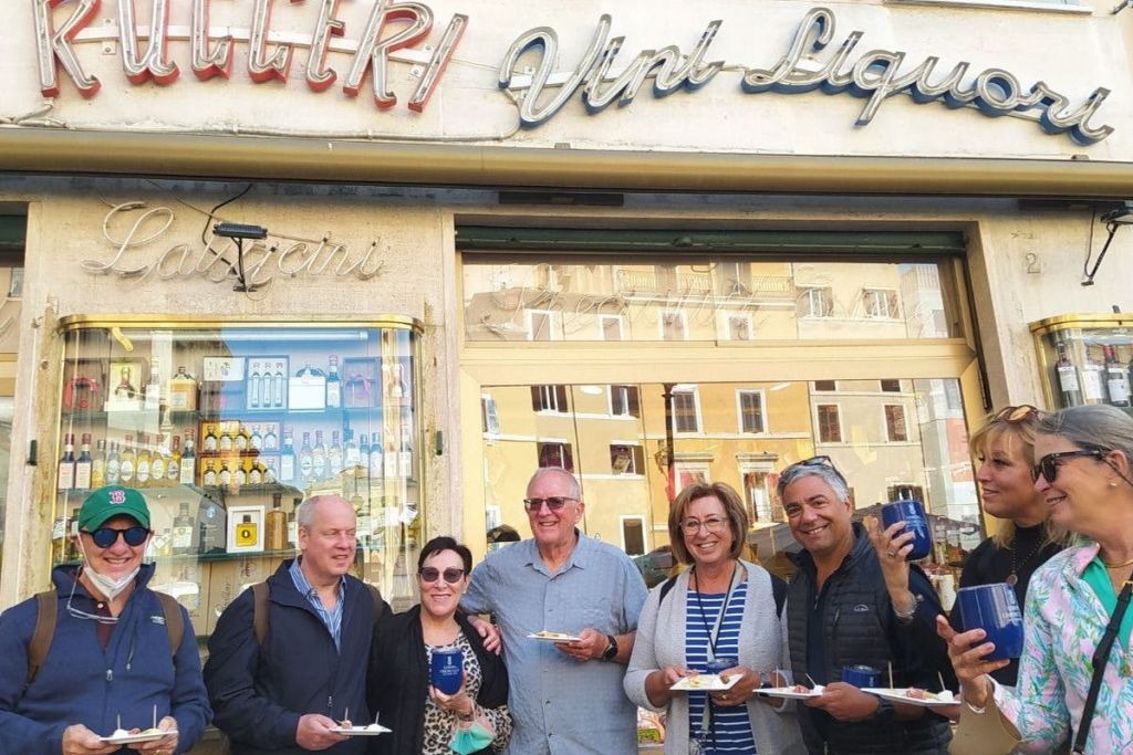 역사적인 식료품과 가족의 만남. 저희는 전통 음식과 품질을 좋아합니다.