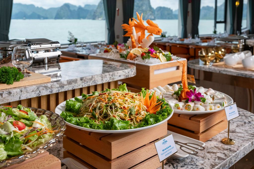 샐러드와 과일 조각 등 다양한 요리가 있는 뷔페로 경치 좋은 오션뷰가 있는 레스토랑에 자리잡고 있습니다.