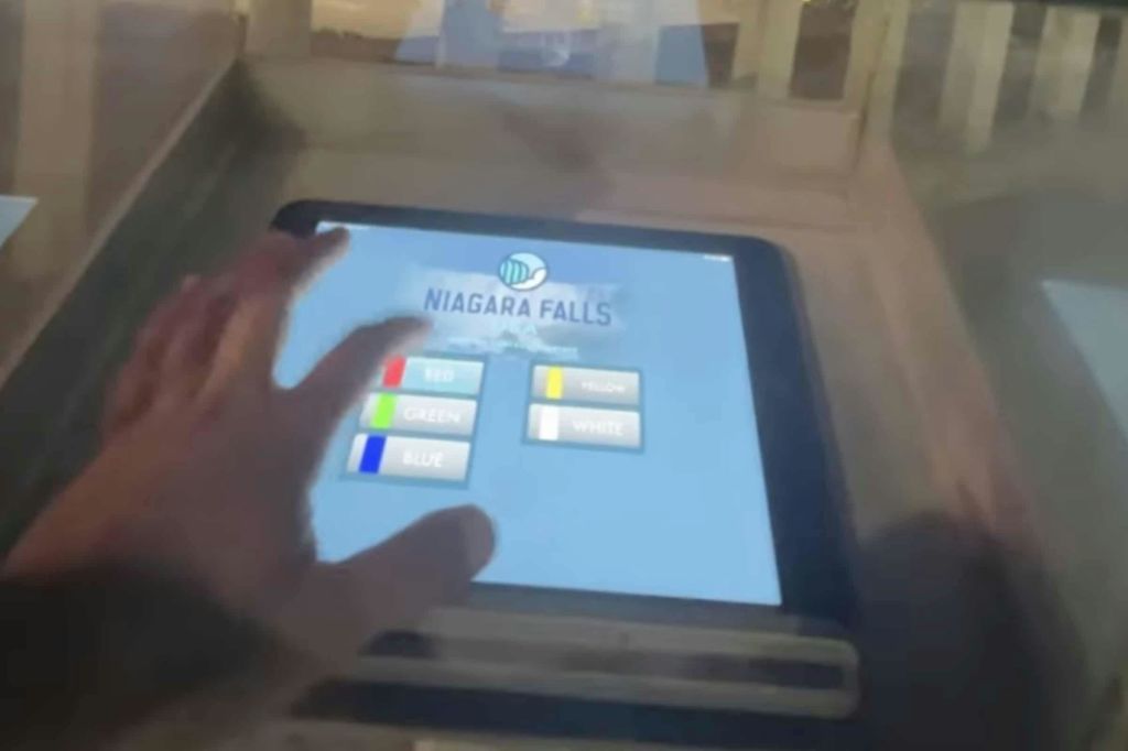 일루미네이션 타워에서 직접 폭포의 색을 바꿔보세요!