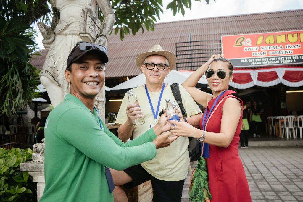 유리병에 물 공급을 우선시하는 지속 가능한 경험 탐색