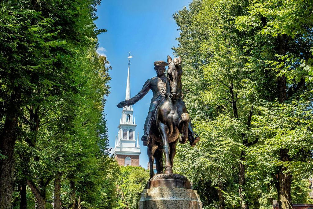 폴 리비어 (Paul Revere), 올드 노스 교회의 미드나잇 라이더 (Midnight Rider at the Old North Church) (1723) 와 같은 보스턴 혁명가들의 전설적인 실화를 들어보세요.