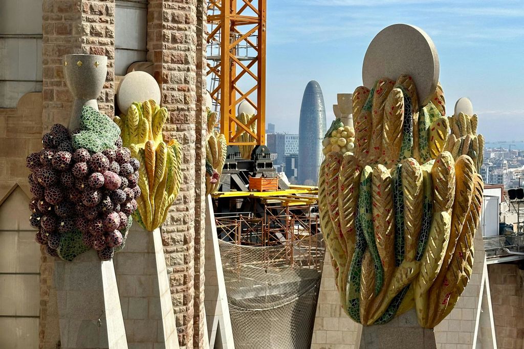 다채로운 모자이크 과일과 곡물, 건축 크레인, 현대적인 타워가 있는 도시 풍경이 있는 건축 디테일.