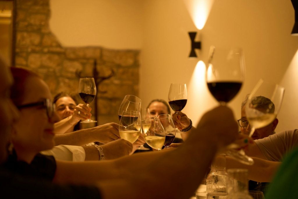 바르셀로나의 엘 보른 (El Born) 최고의 레스토랑에서 술잔을 기울이고 기념하세요.