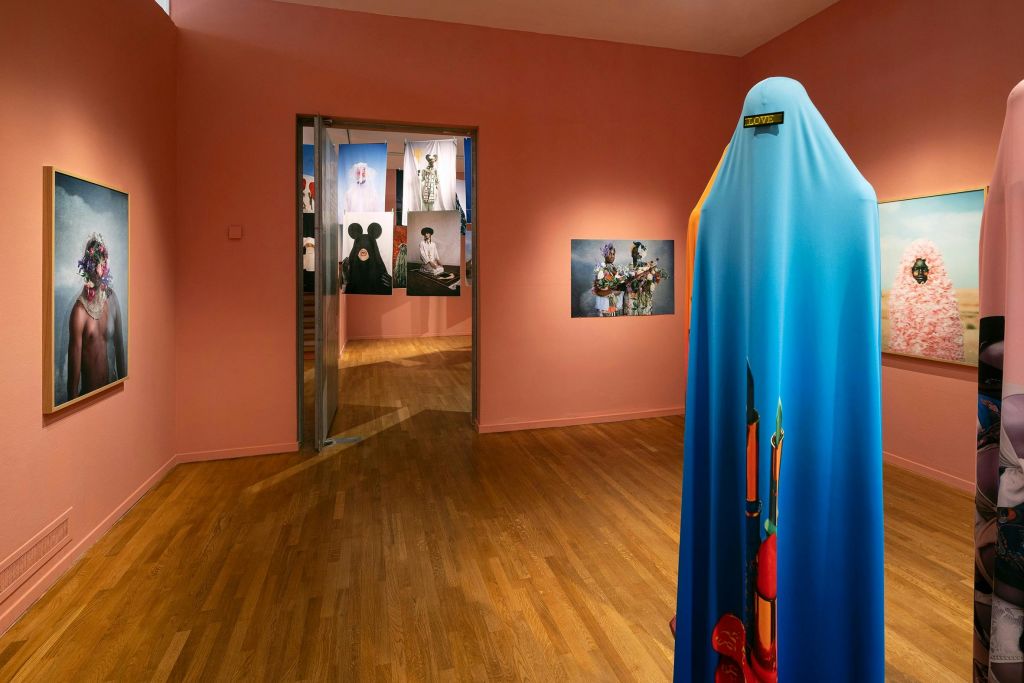 Mous Lamrabat 전시회에서 촬영한 설치 사진