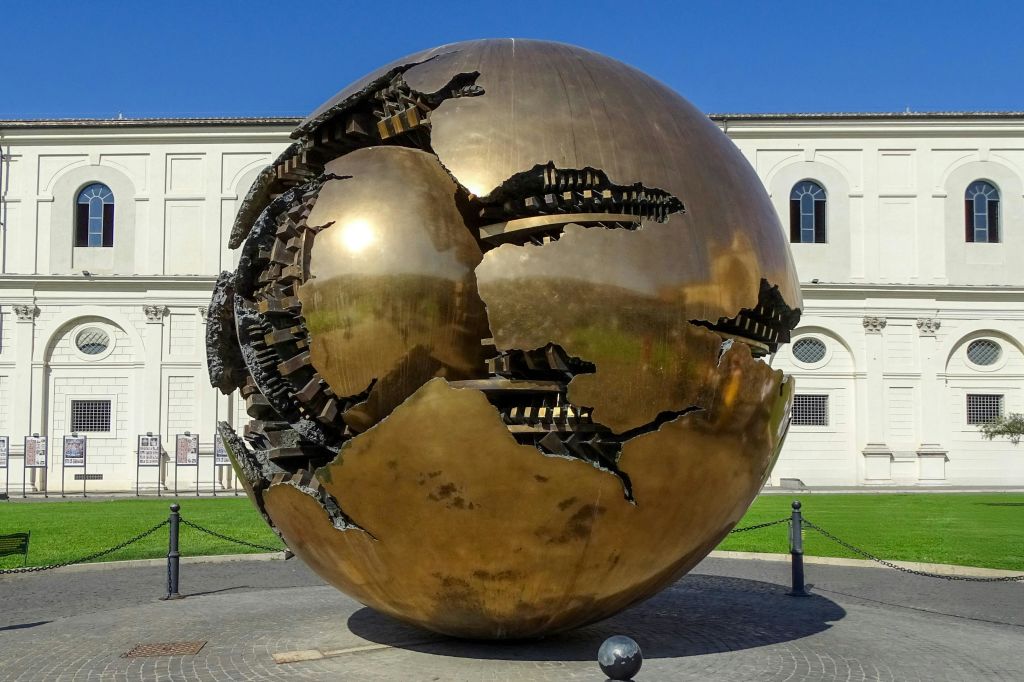 A.Pomodoro의 Sphere within Sphere