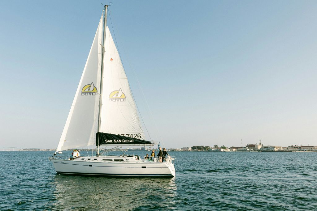 코로나도 섬을 배경으로 샌디에이고 요트를 타고 항해하기