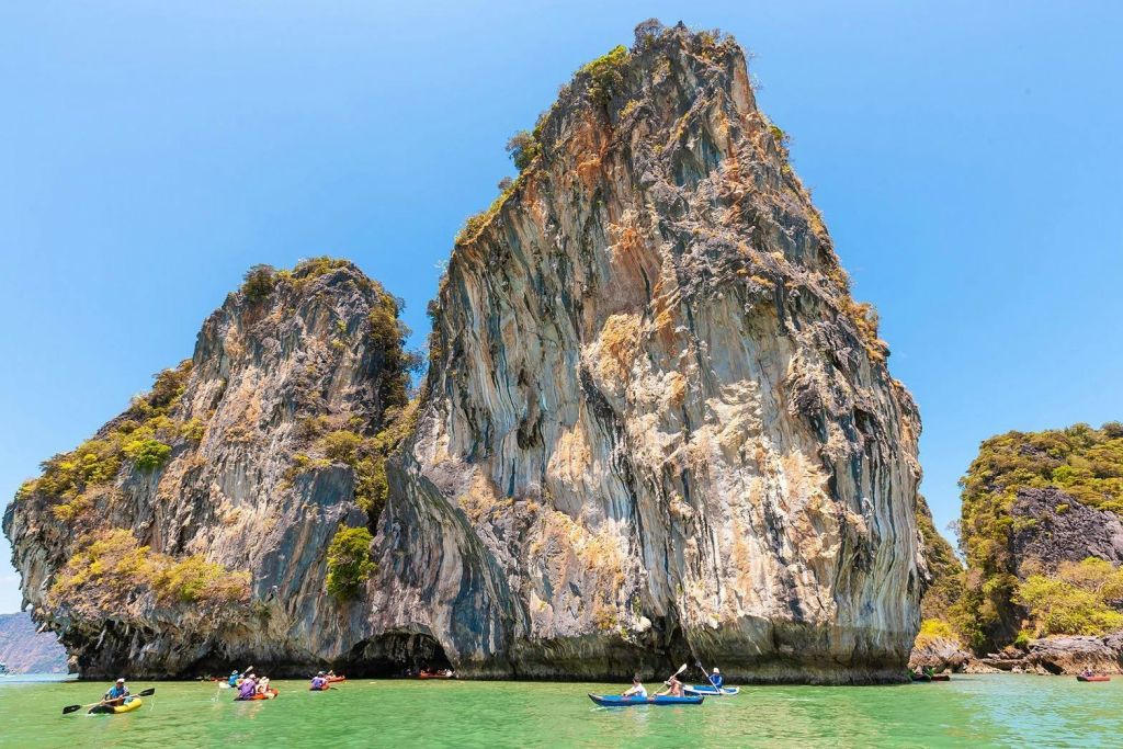 고요한 바다에서 장엄하게 솟아오르는 석회암 절벽을 감상해보세요.
