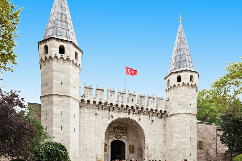 첫 번째 안뜰에 있는 궁전의 두 번째 출입문