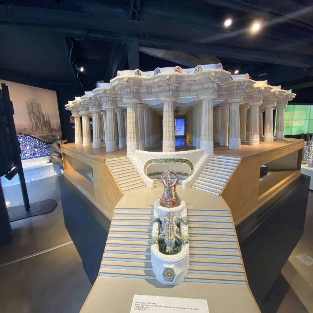 기둥, 입구로 이어지는 계단, 앞에 화려한 동상이 있는 클래식 건물의 세부 모델입니다.