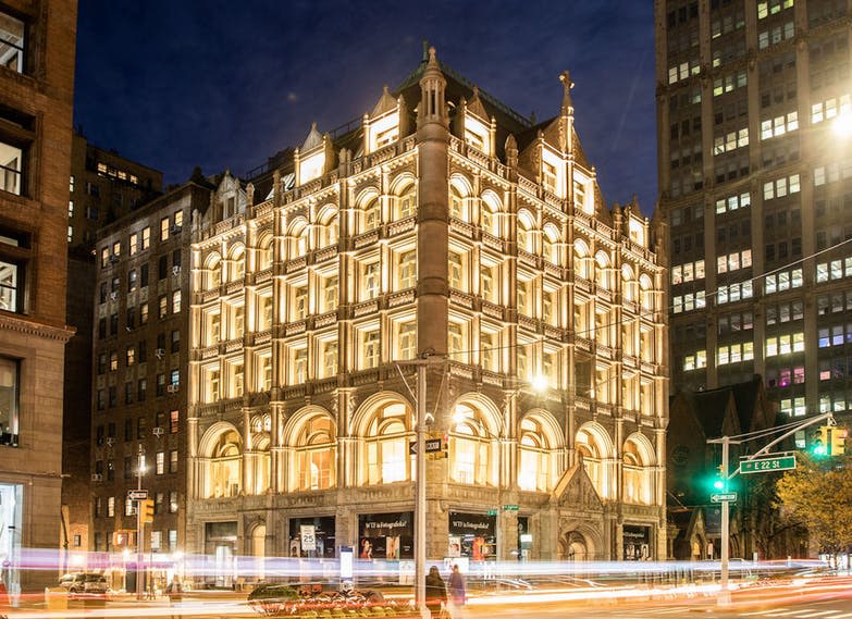 밤에는 도시의 거리 모퉁이에 있는 밝고 화려한 복층 건물로, 지나가는 교통체증으로 인한 가벼운 산책로가 있습니다.