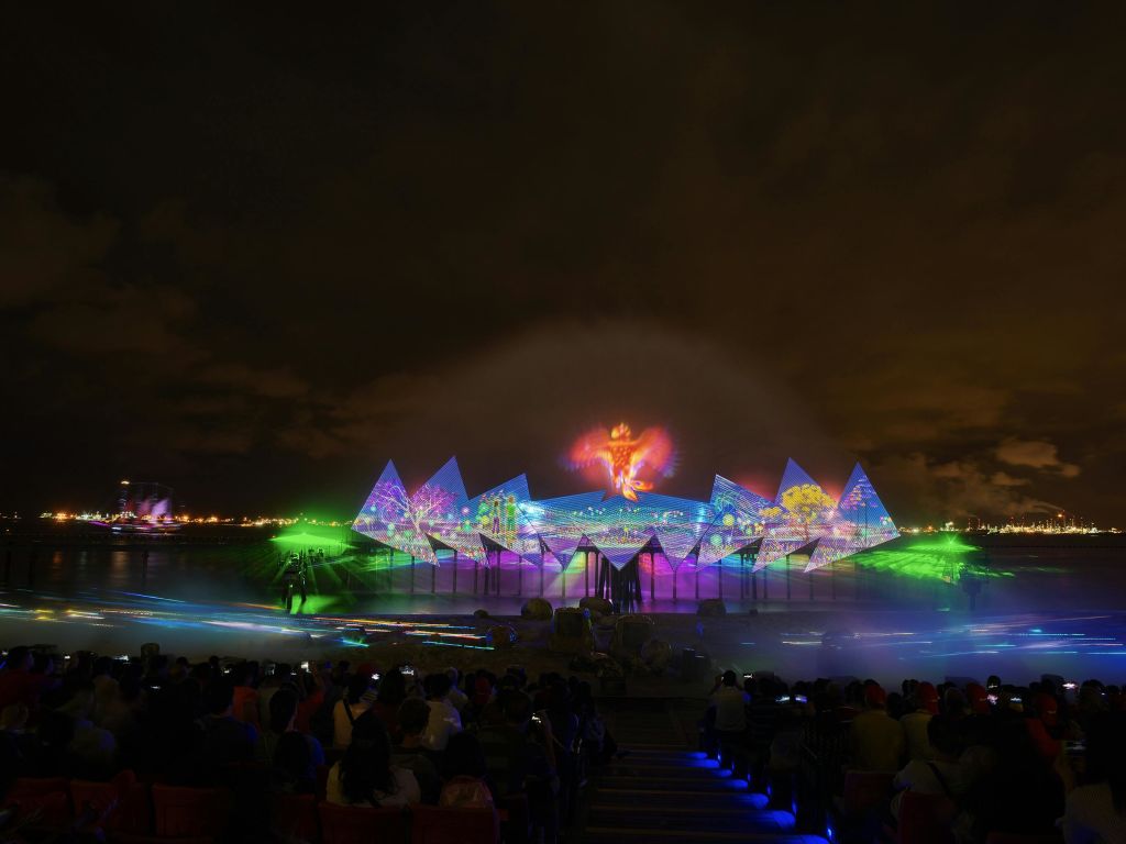 야간 야외 공연은 물과 삼각형 스크린에서 생동감 넘치는 조명과 전망을 감상할 수 있으며, 관객이 관람할 수 있습니다.