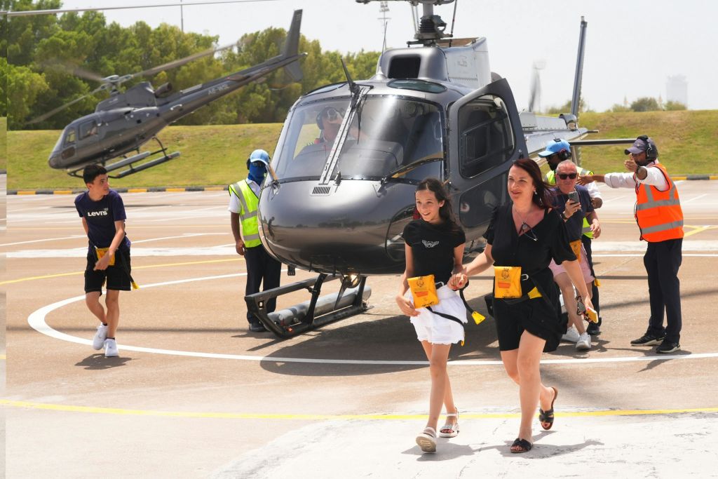 헬리콥터 탑승 후 즐거운 시간을 보내세요.