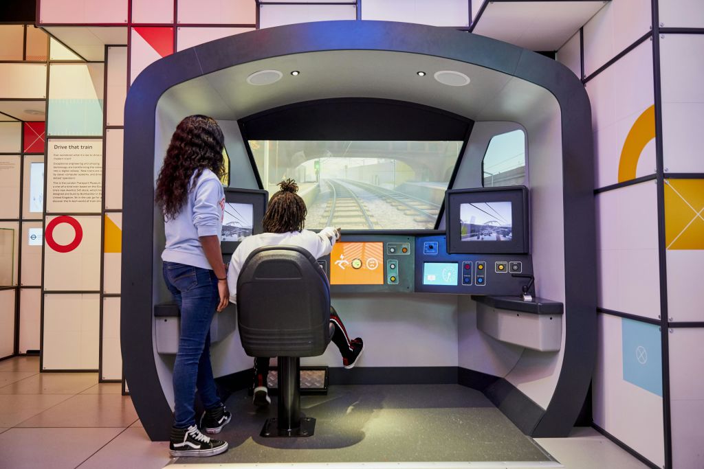 Future Engineers 갤러리에서 인터랙티브 열차 운전 체험하기