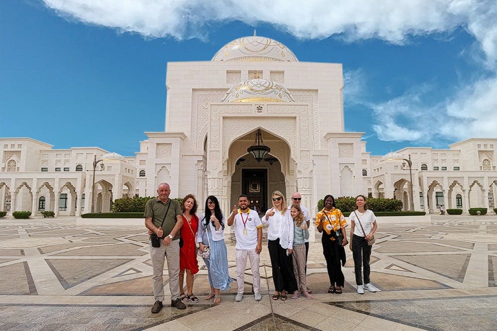 아라비아의 우아함 속으로 떠나는 카사르 알 와탄 여행