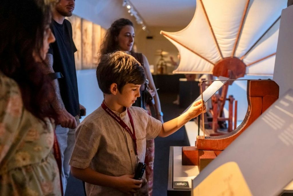 발명품과 상호작용하는 어린이