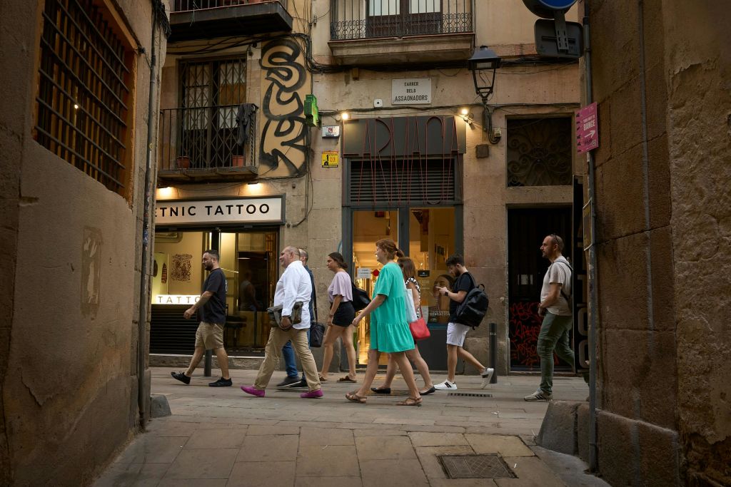 바르셀로나의 문화 중심지인 엘 보른 (El Born) 의 좁고 그림 같은 거리를 거닐어보세요.