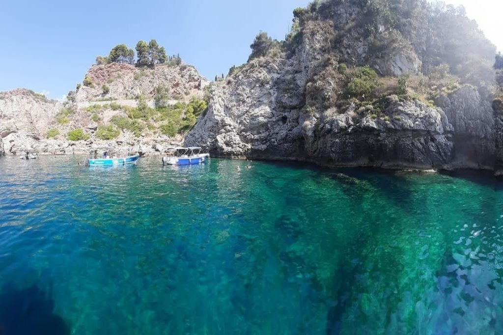 수정처럼 맑은 물