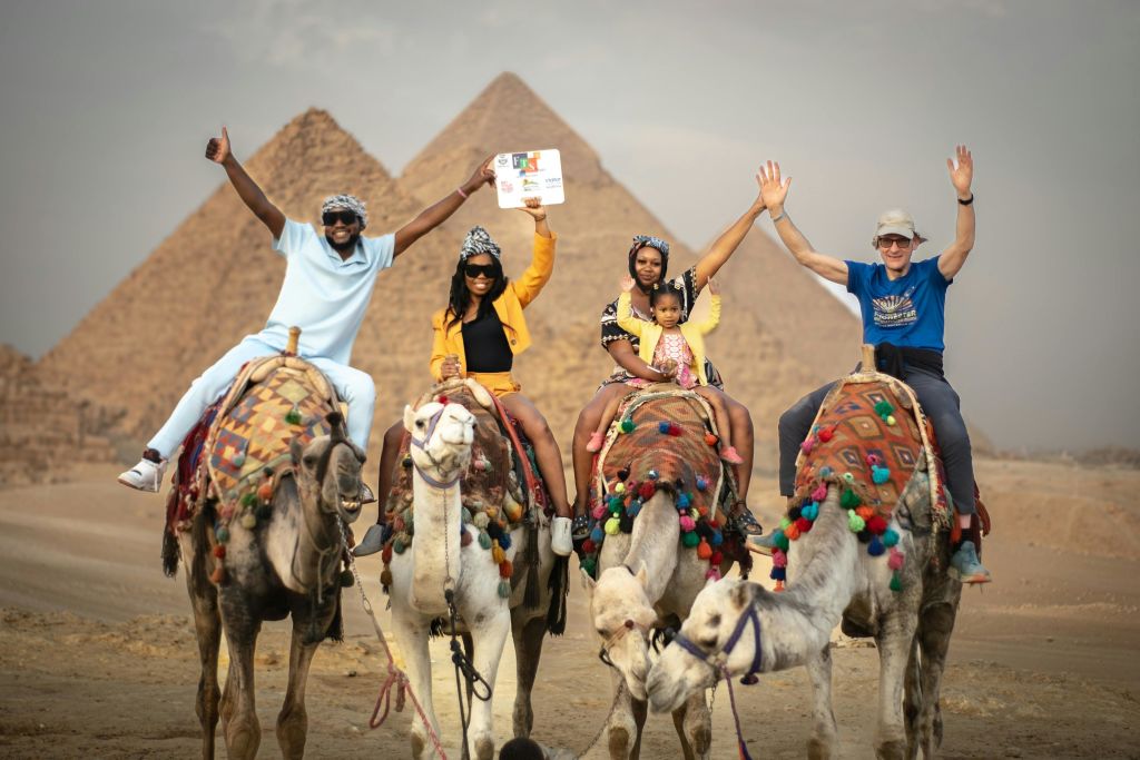 기자 피라미드와 스핑크스를 둘러보는 최고 평점 투어. 호텔 픽업, 낙타 타기 (30분), 사진, 자격을 갖춘 가이드 포함