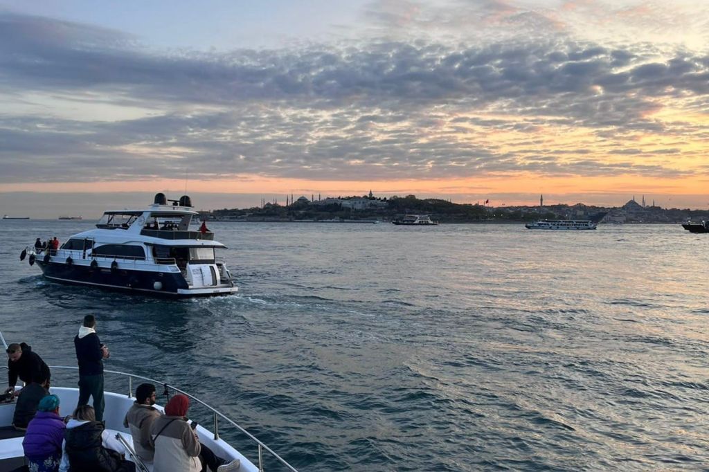 보스포루스의 석양을 감상하는 럭셔리 요트 크루즈 투어