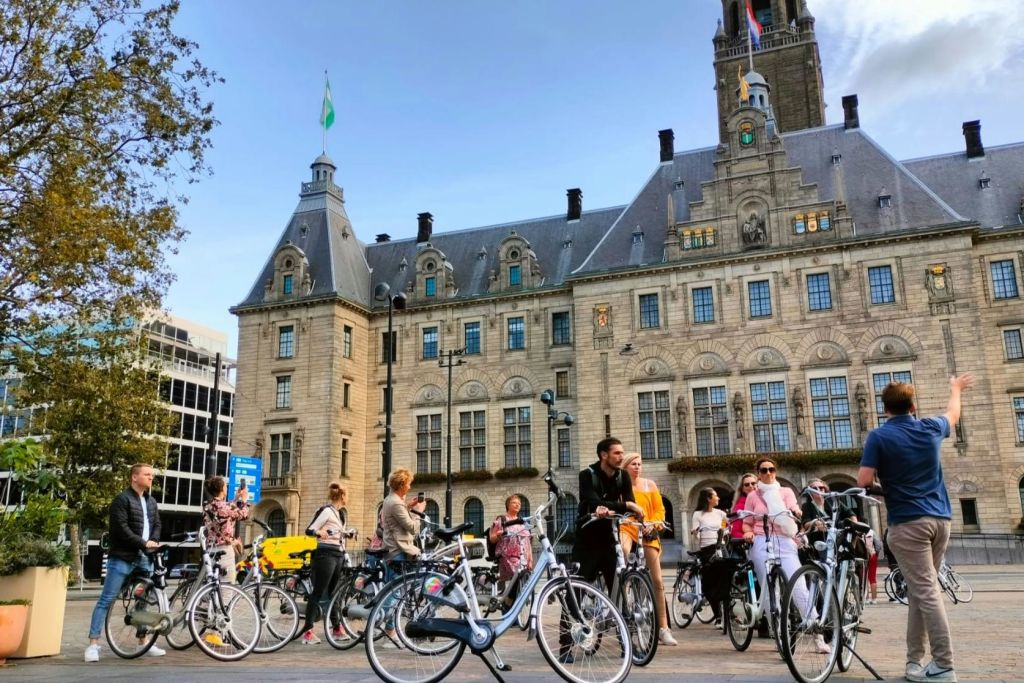 로테르담 시청에서 즐기는 그룹 투어