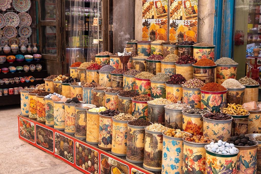 향신료 시장 (Spice Souk) 에서 감각을 깨워보세요. 향신료는 영혼에 불을 붙입니다. 🌶️✨ # SpiceSensations # MarketMagic