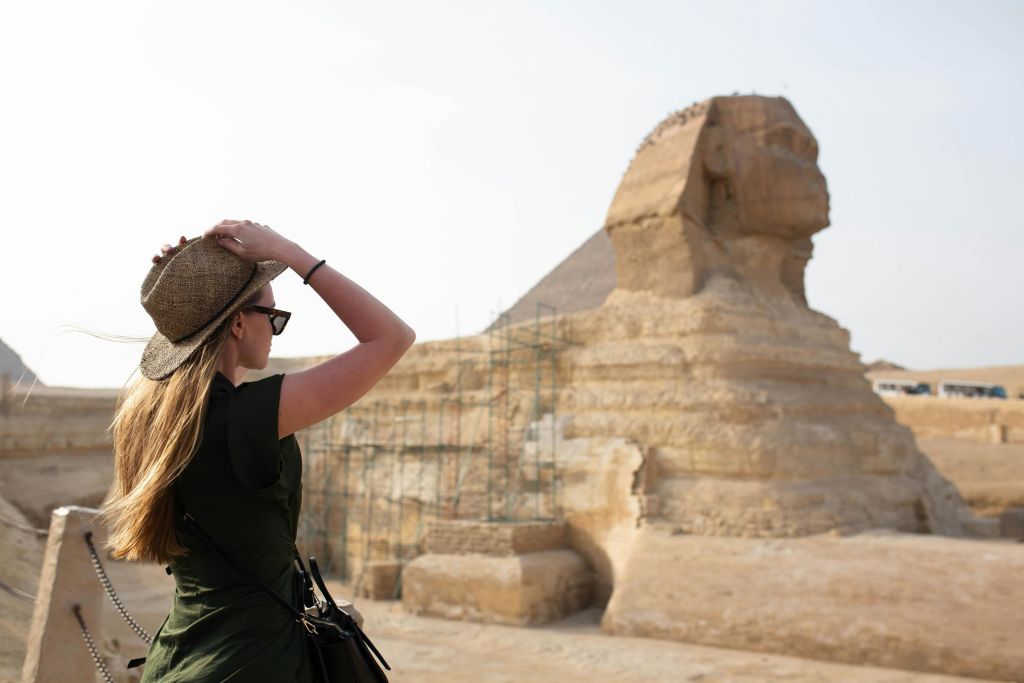 대스핑크스를 바라보는 여행자