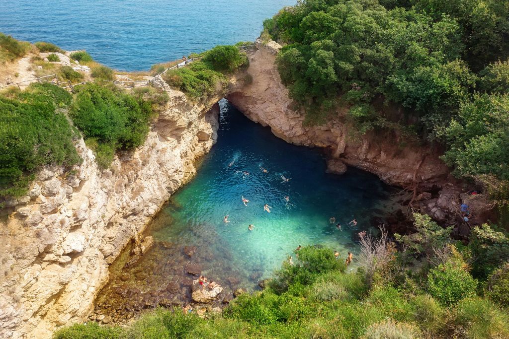 소렌토 해안에서 즐기는 조반나 여왕의 목욕